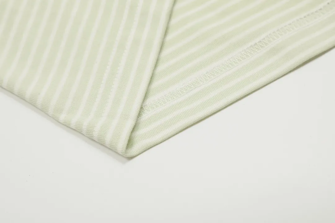 vivienne west wood west queen vivian ‼ ️Best-selling model in June Striped classic embroidered short-sleeves Pinstriped pure cotton stretch fabric Children's clothing-level quality Soft and skin-friendly The upper body is extremely comfortable Top-selling models of 2024 No need to say more Just go to the details Full series of correct accessories As we all know, striped fabrics need to be cut according to the grain The loss is huge It is twice the cost of ordinary solid-color short-sleeved fabrics Every detail is completely restored and directly stretched Color: Pink Blue Green Size: XS-L